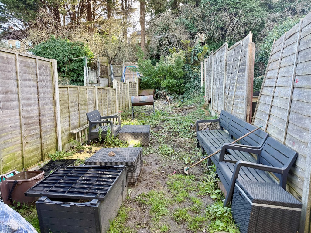 Lot: 162 - MID-TERRACE HOUSE FOR IMPROVEMENT - Garden to rear